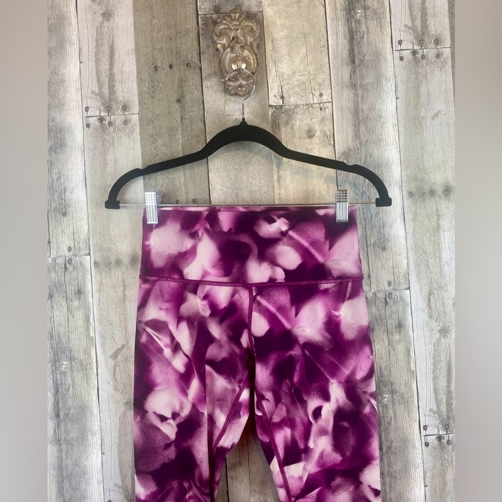 Lululemon Wunder Under Crop (Hi-Rise) 21" in Blush Blossom Size 6. - Picture 4 of 14